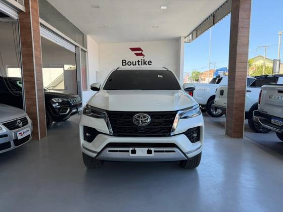TOYOTA HILUX SW4 2.8 D-4D TURBO DIESEL SRX 7L 4X4 AUTOMÁTICO